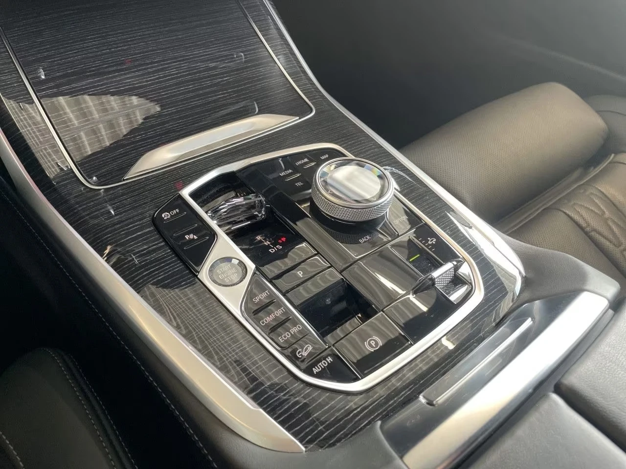 BMW X7 40i/ M SPORT/ SKY LOUNGE/SHADOW LINE/HUD/360 / H&K, снимка 10 - Автомобили и джипове - 55403729