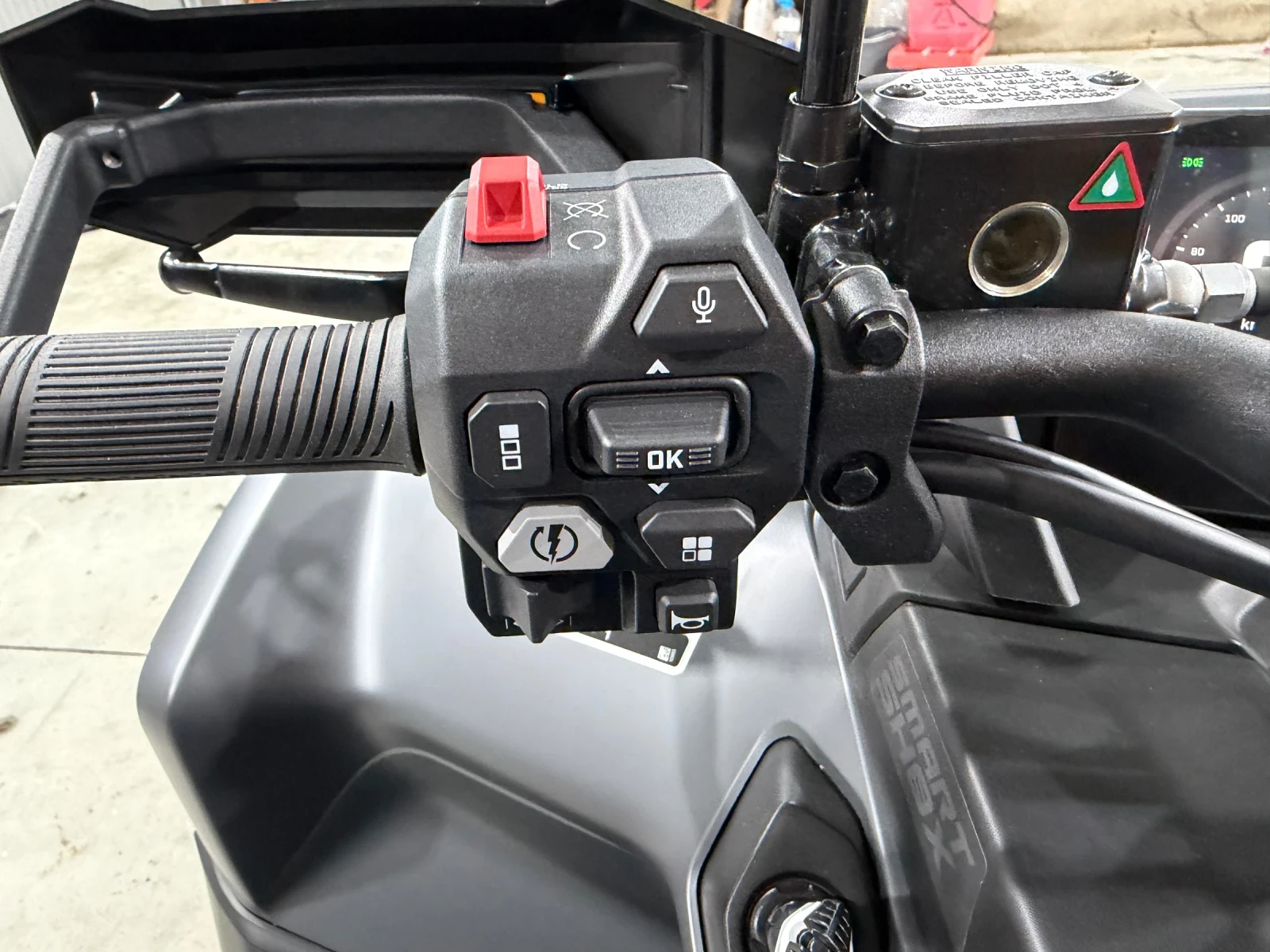 Can-Am Outlander Активни амортисьори SAS, ABS, Apple CarPlay - изображение 10