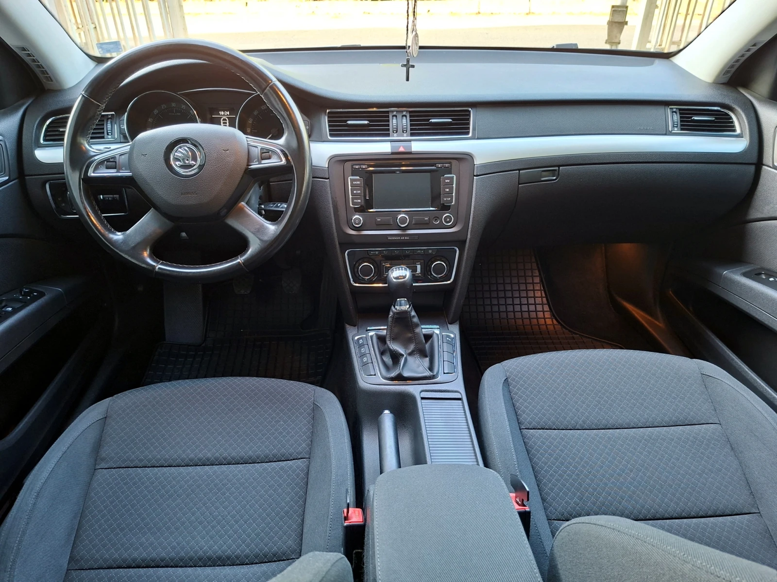 Skoda Superb 1.6TDI Обслужена* ЧИП* Сервизна ист.* Отлично съст, снимка 8 - Автомобили и джипове - 55922871