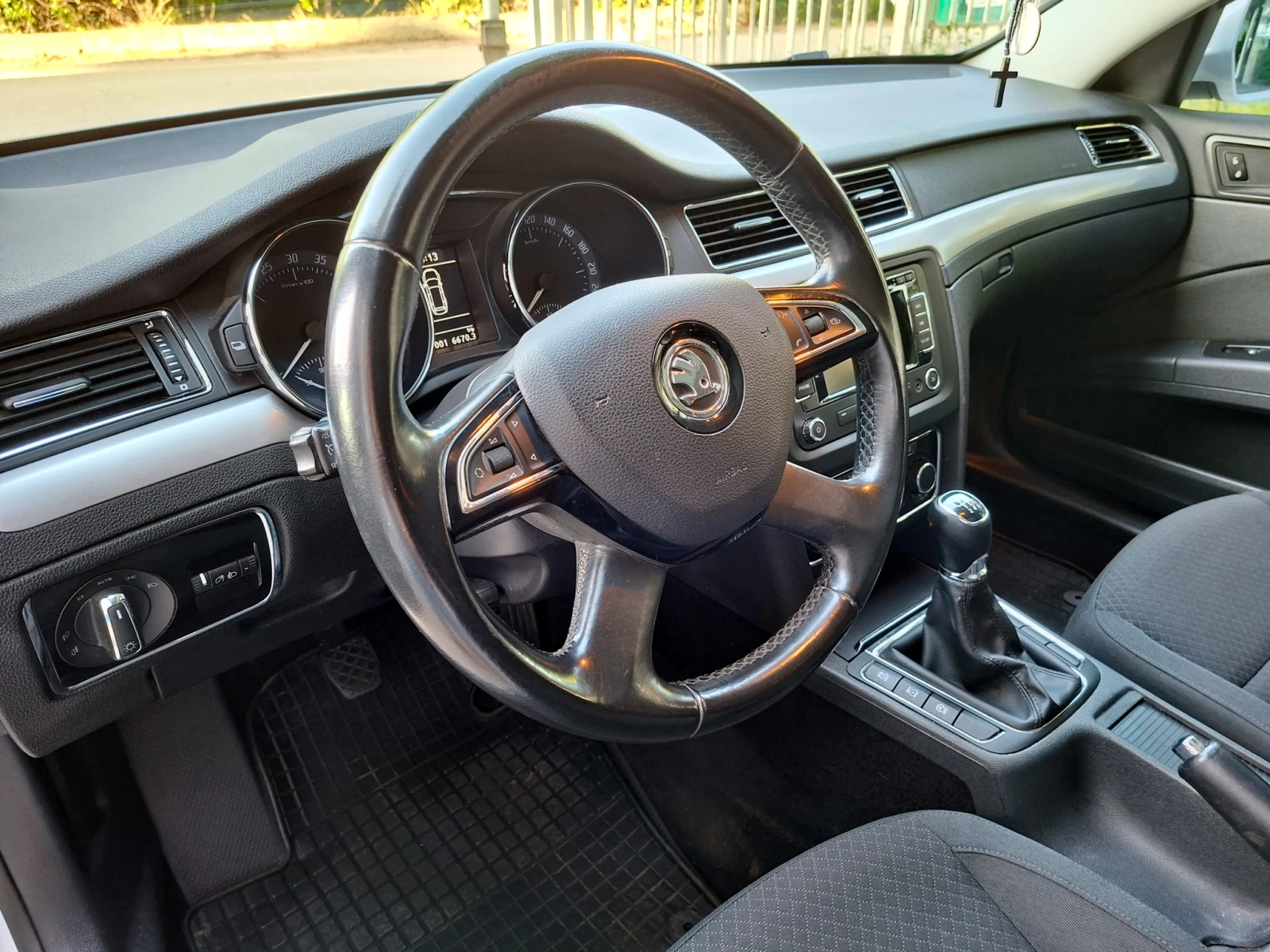 Skoda Superb 1.6TDI Обслужена* ЧИП* Сервизна ист.* Отлично съст, снимка 6 - Автомобили и джипове - 55922871