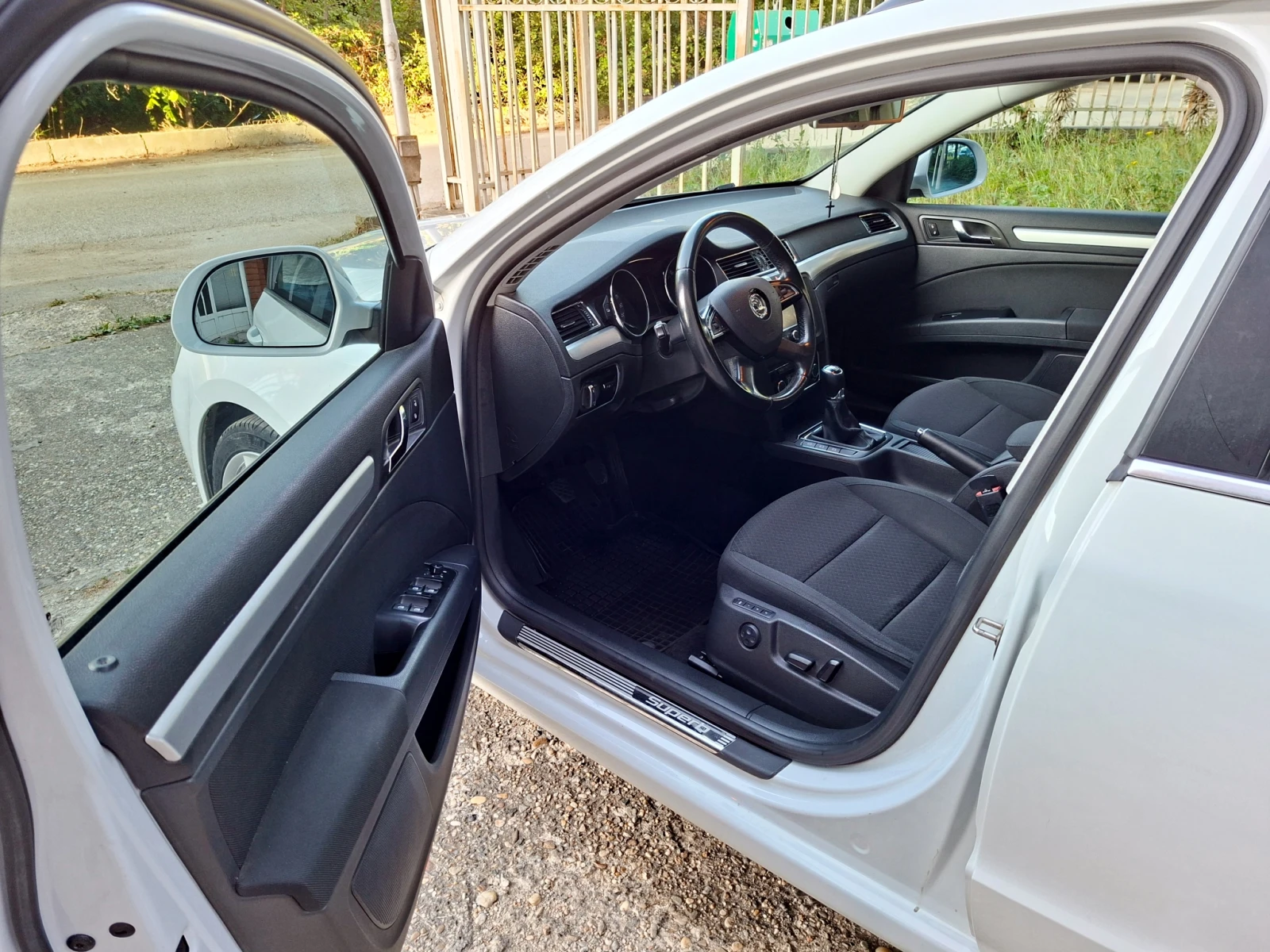Skoda Superb 1.6TDI Обслужена* ЧИП* Сервизна ист.* Отлично съст, снимка 5 - Автомобили и джипове - 55922871