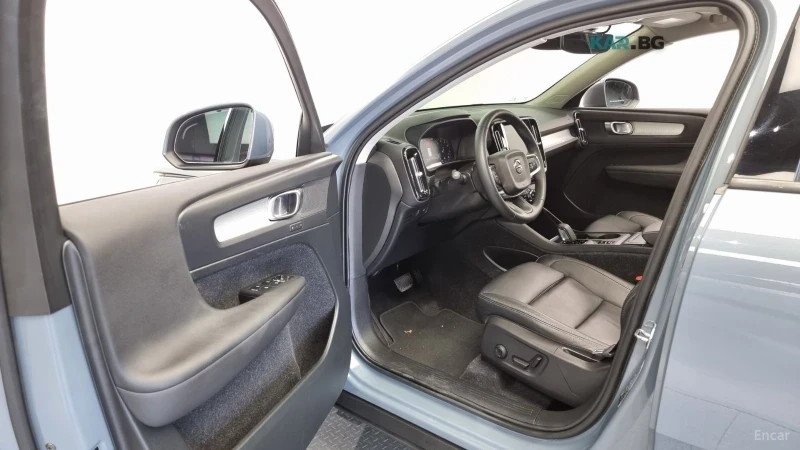 Volvo XC40 * MOMENTUM* ПАНО* KEYLESS* Camera* ПОДГРЕВ* , снимка 11 - Автомобили и джипове - 55401841