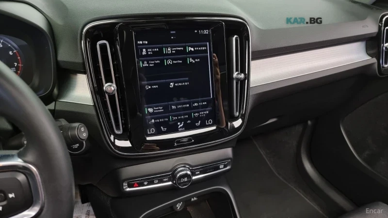 Volvo XC40 * MOMENTUM* ПАНО* KEYLESS* Camera* ПОДГРЕВ* , снимка 8 - Автомобили и джипове - 55401841
