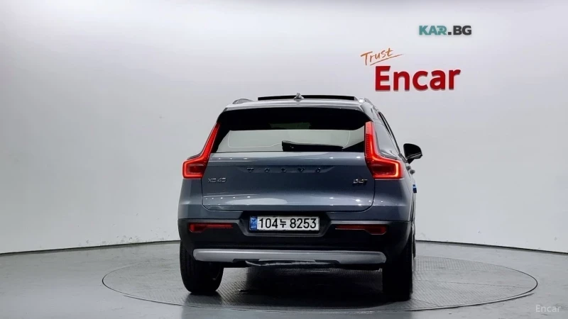 Volvo XC40 * MOMENTUM* ПАНО* KEYLESS* Camera* ПОДГРЕВ* , снимка 4 - Автомобили и джипове - 55401841
