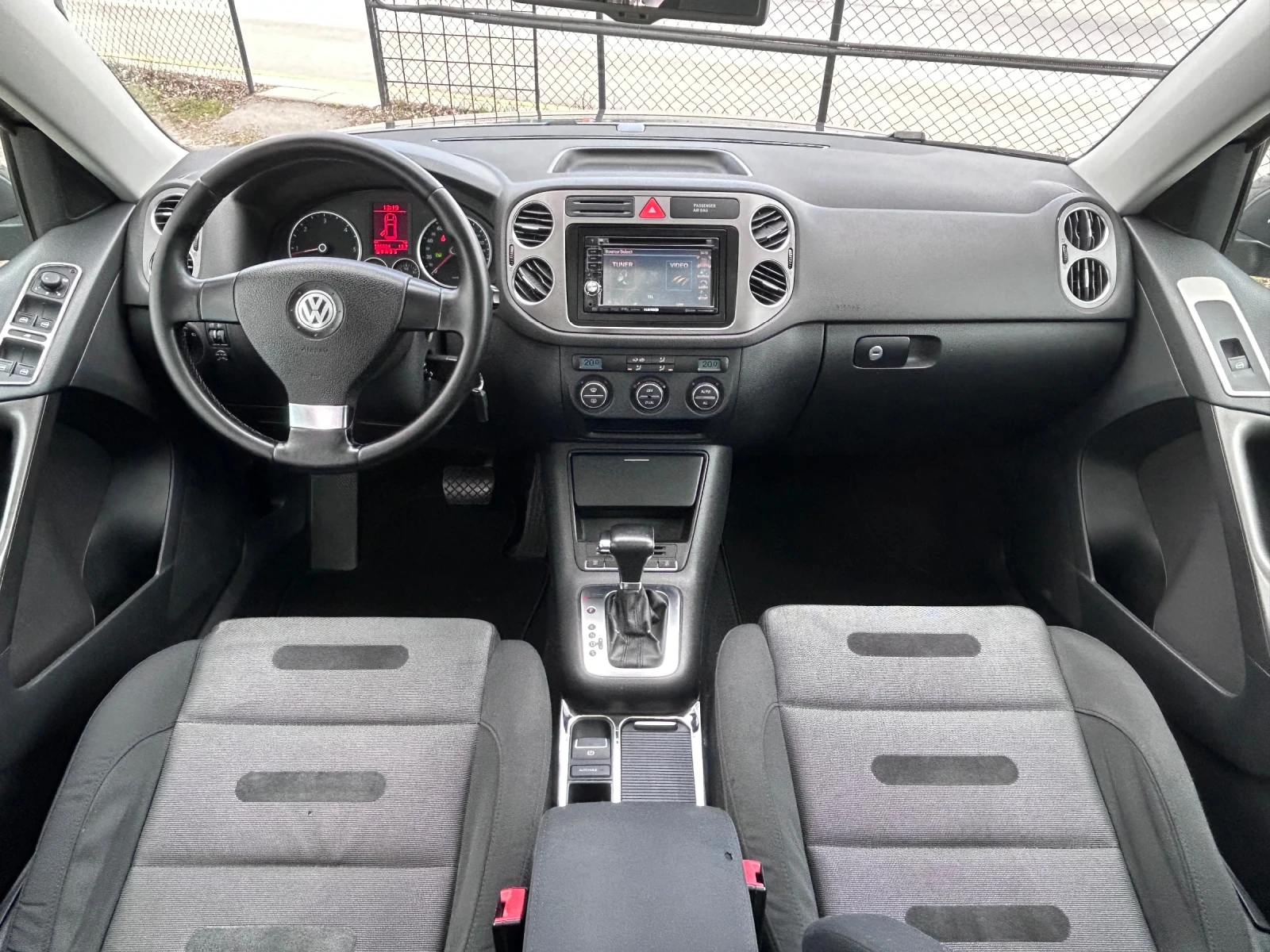 VW Tiguan 2.0TDI / 4motion / AUTOMATIC / PANORAMA, снимка 9 - Автомобили и джипове - 53987774