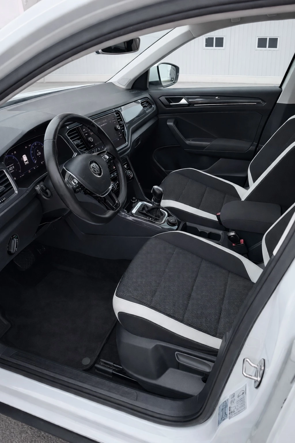 VW T-Roc 2.0 TDI-4Motion-DSG-Дигитално табло-Keyless-Камера, снимка 9 - Автомобили и джипове - 54009602