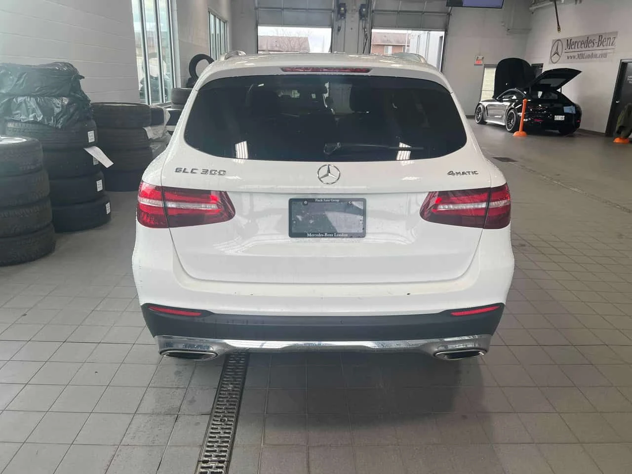 Mercedes-Benz GLC 300 ПОДГРЕВИ * ПАНО * KEYLESS * CARFAX, снимка 4 - Автомобили и джипове - 54208983