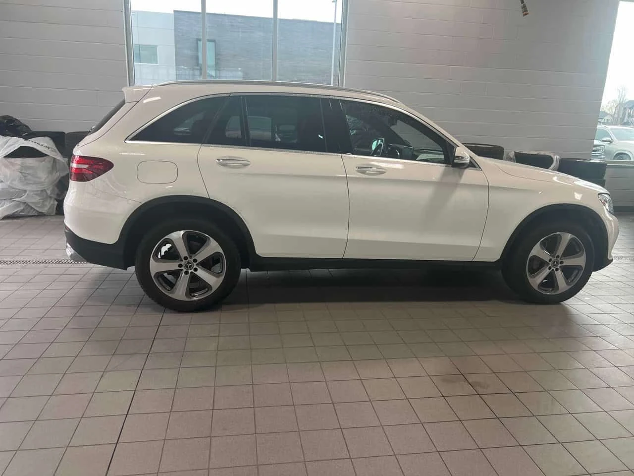 Mercedes-Benz GLC 300 ПОДГРЕВИ * ПАНО * KEYLESS * CARFAX, снимка 3 - Автомобили и джипове - 54208983