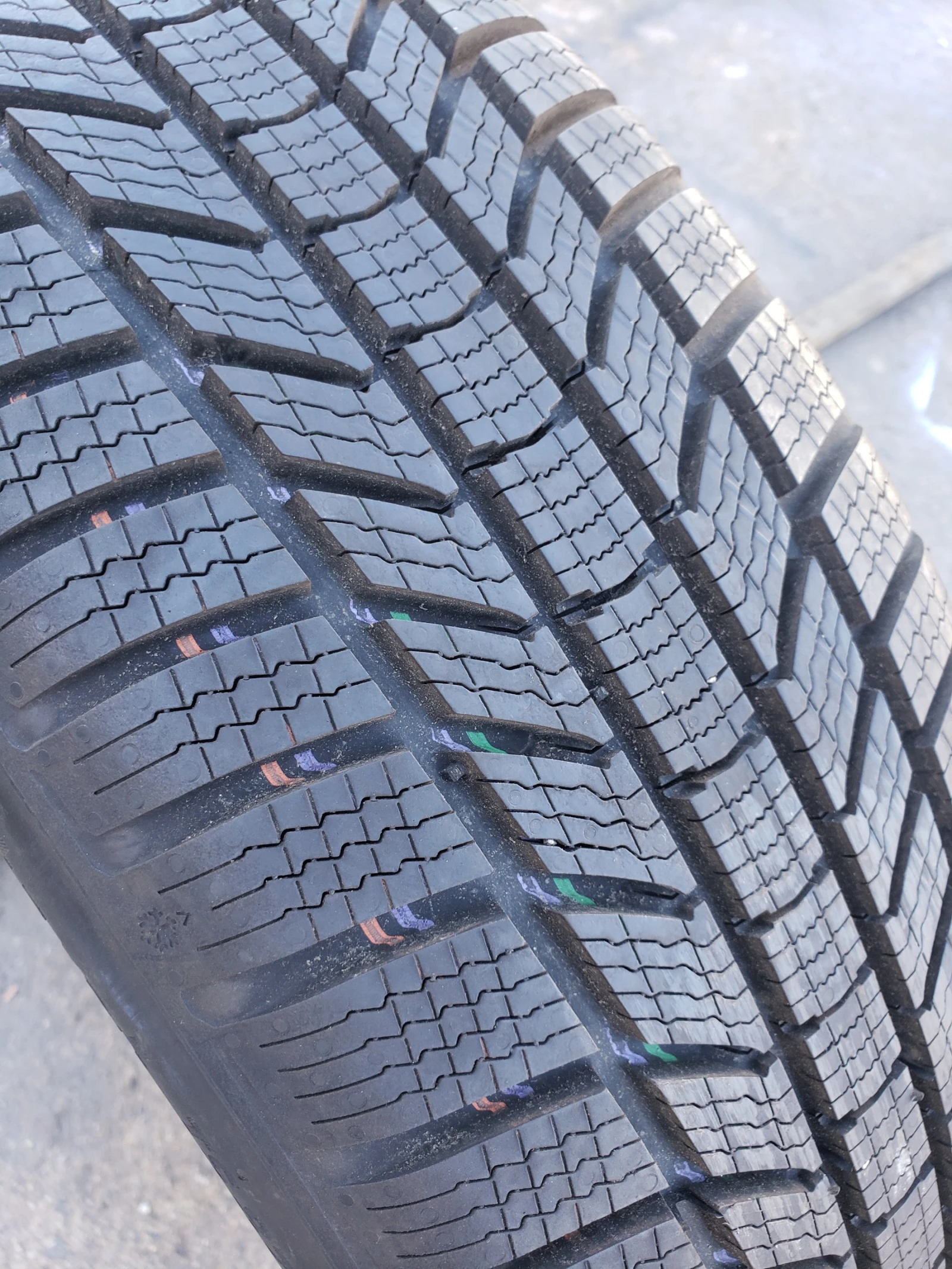 Гуми Зимни 195/55R18, снимка 2 - Гуми и джанти - 55959336