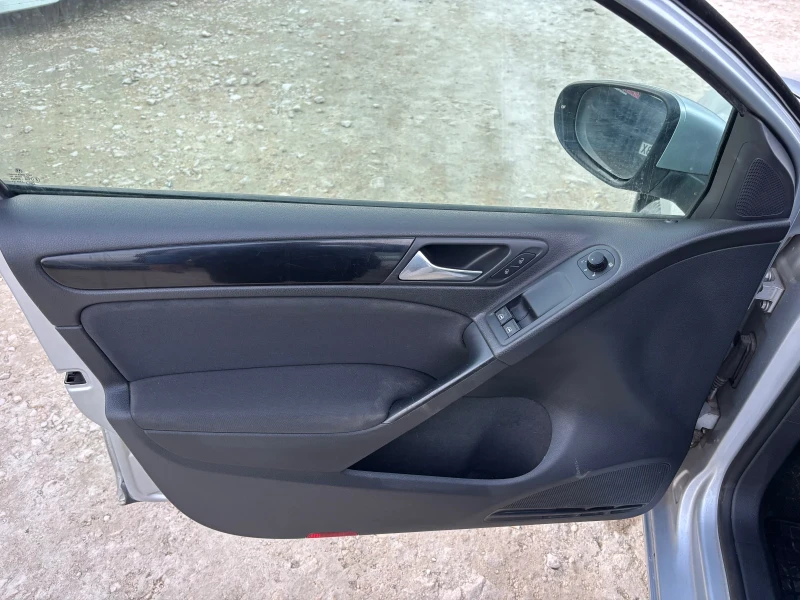 VW Golf 1.6 LPG, снимка 7 - Автомобили и джипове - 49483268