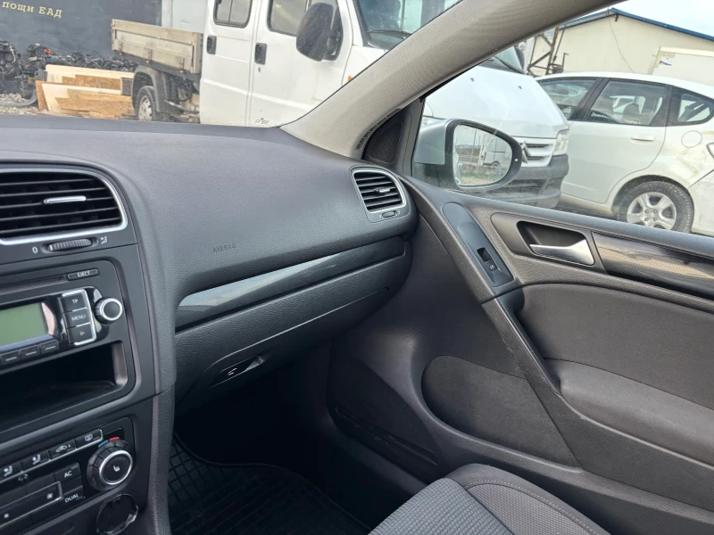VW Golf 1.6 LPG, снимка 14 - Автомобили и джипове - 49483268