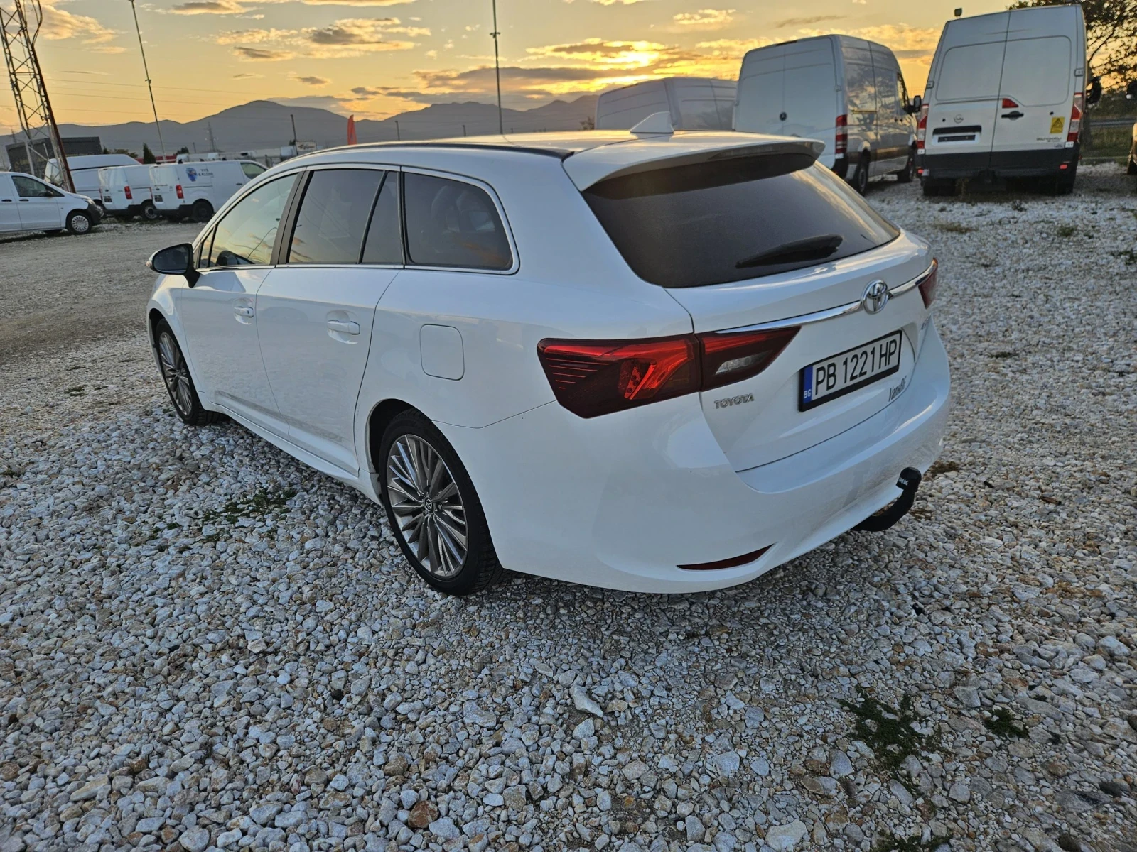 Toyota Avensis 2.0 D4-D, Панорама, Нави  - изображение 3