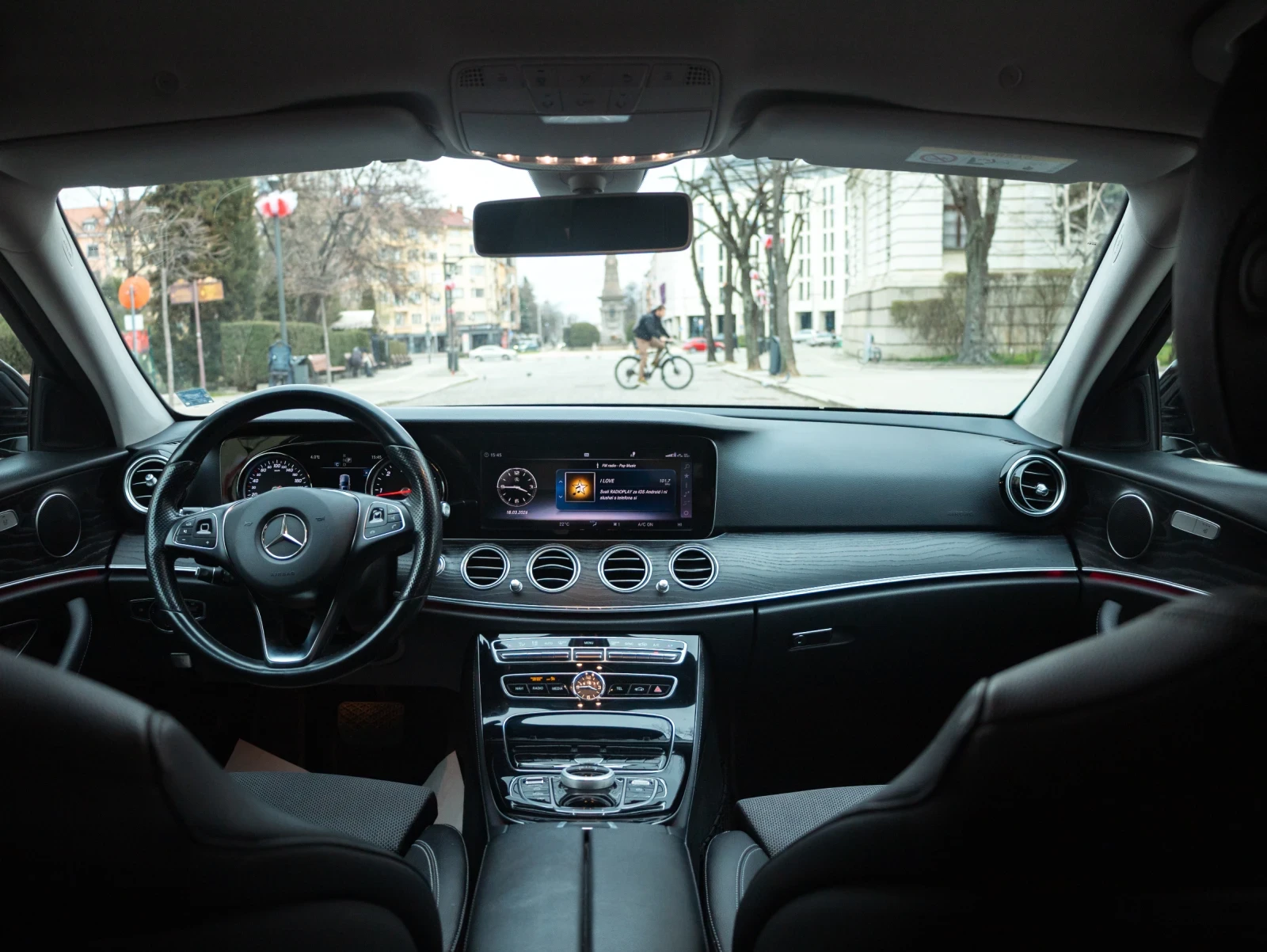 Mercedes-Benz E 220 AMG Line , снимка 7 - Автомобили и джипове - 53949180