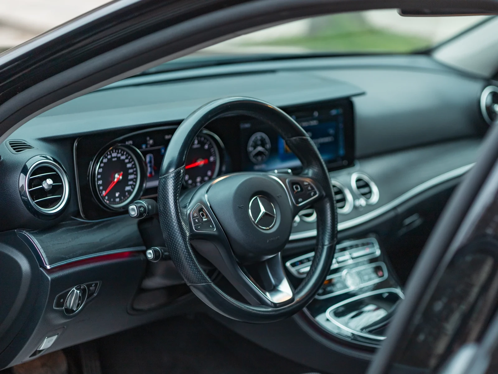 Mercedes-Benz E 220 AMG Line , снимка 6 - Автомобили и джипове - 53949180