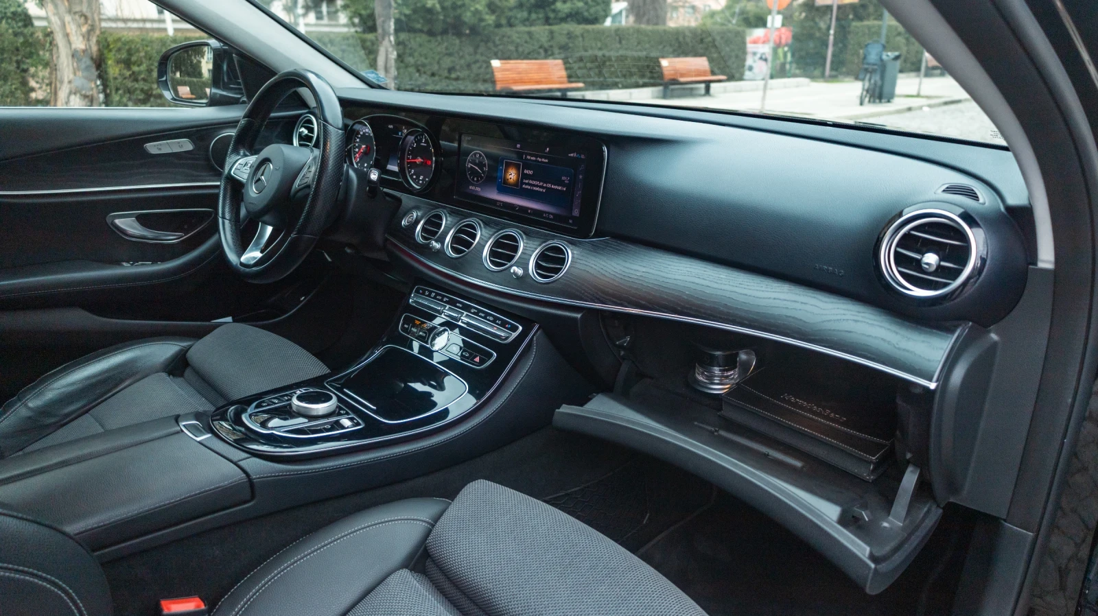 Mercedes-Benz E 220 AMG Line , снимка 8 - Автомобили и джипове - 53949180