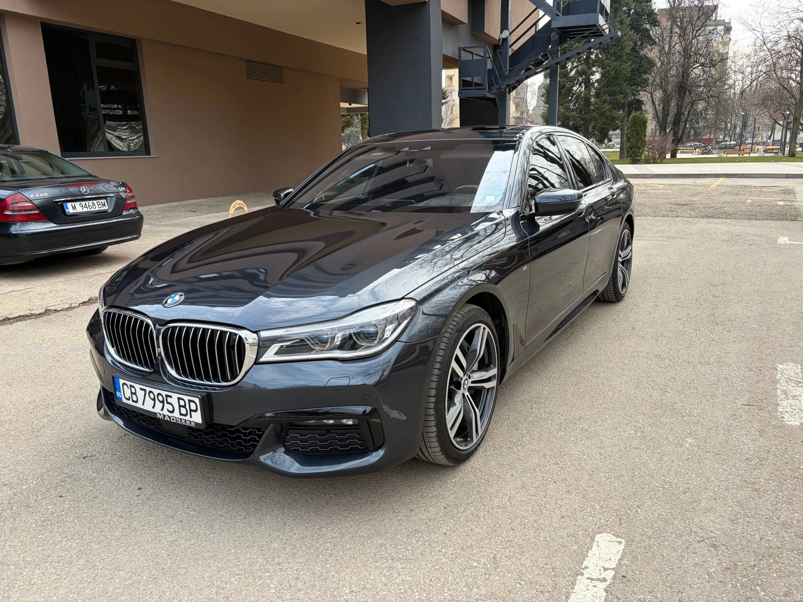 BMW 750 M-sport/Laser, снимка 3 - Автомобили и джипове - 54651145