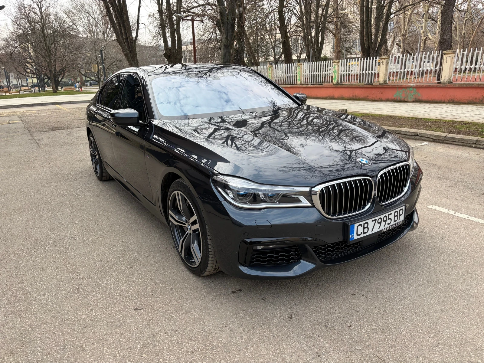 BMW 750 M-sport/Laser, снимка 2 - Автомобили и джипове - 54651145