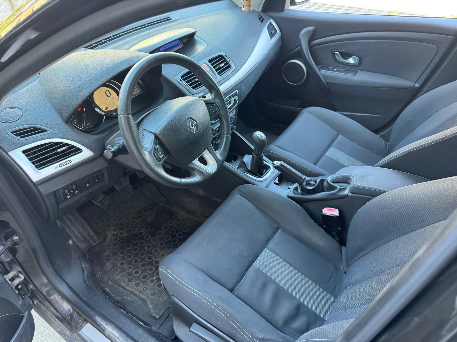Renault Megane 1.5dCi 90 кс, снимка 7 - Автомобили и джипове - 55960954