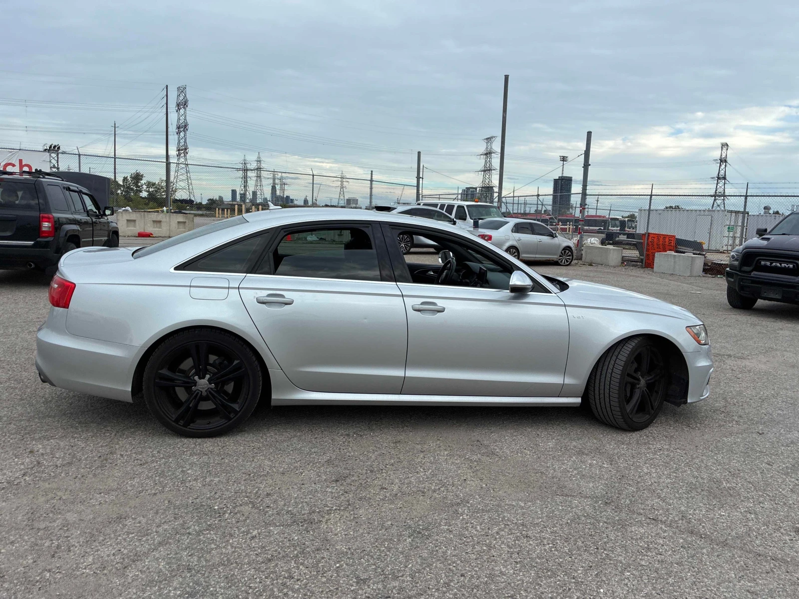 Audi S6  4dr Sdn / CARFAX / DISTRONIC / 360 / ОБДУХВАНЕ , снимка 4 - Автомобили и джипове - 56071571