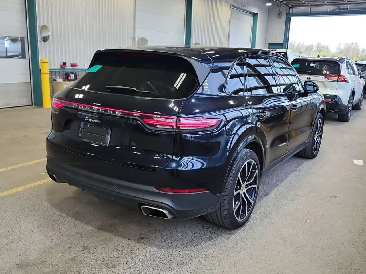 Porsche Cayenne * AWD * АВТОКРЕДИТ * ГЛАВНО ПРЕДСТАВИТЕЛСТВО, снимка 3 - Автомобили и джипове - 56293758