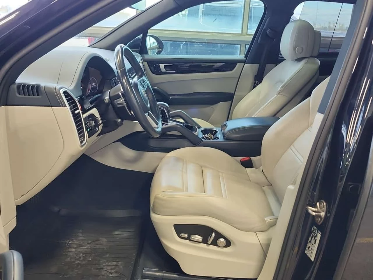 Porsche Cayenne * AWD * АВТОКРЕДИТ * ГЛАВНО ПРЕДСТАВИТЕЛСТВО, снимка 7 - Автомобили и джипове - 56293758