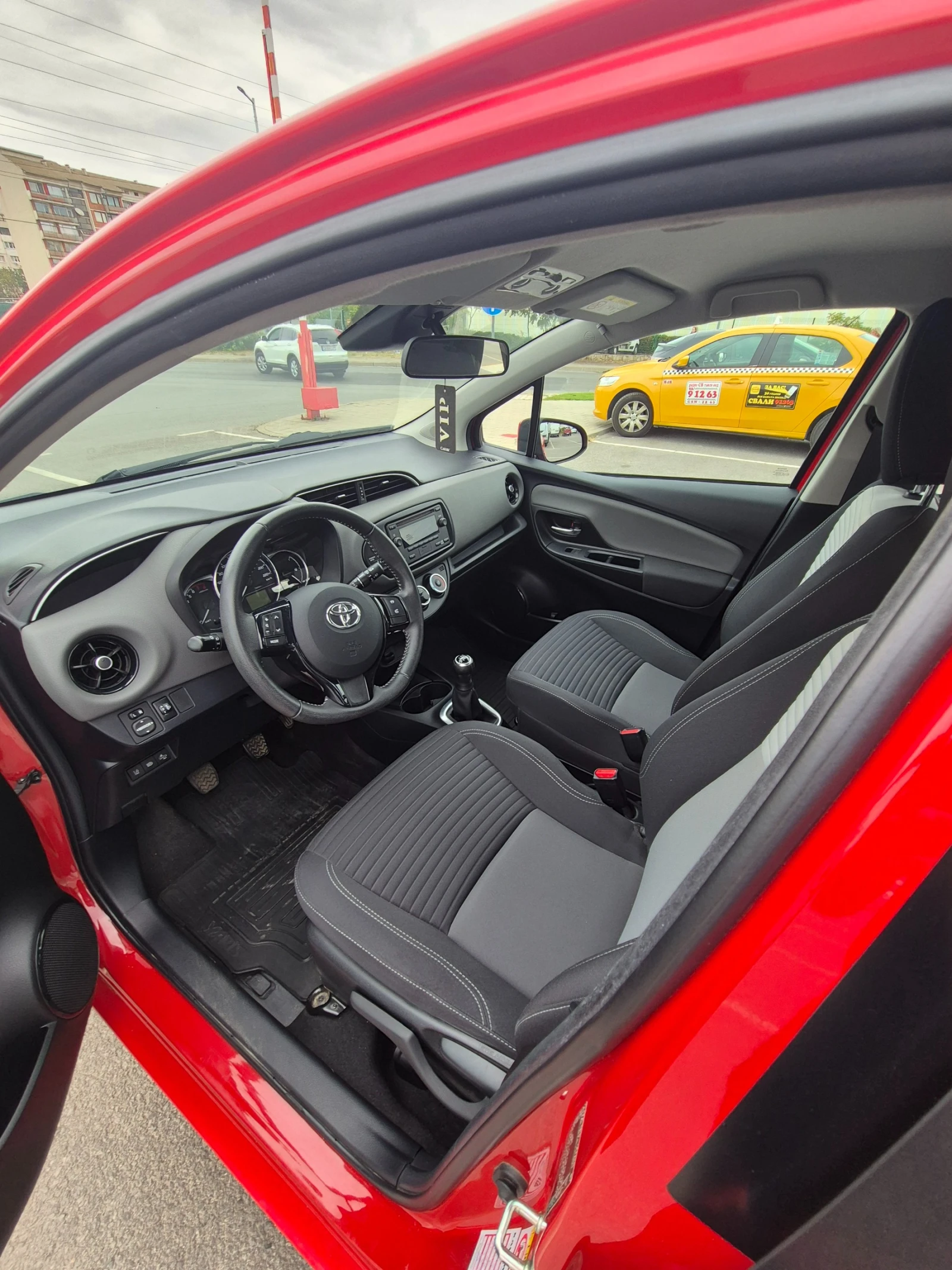 Toyota Yaris 1.0 VVT-i, снимка 6 - Автомобили и джипове - 56118293