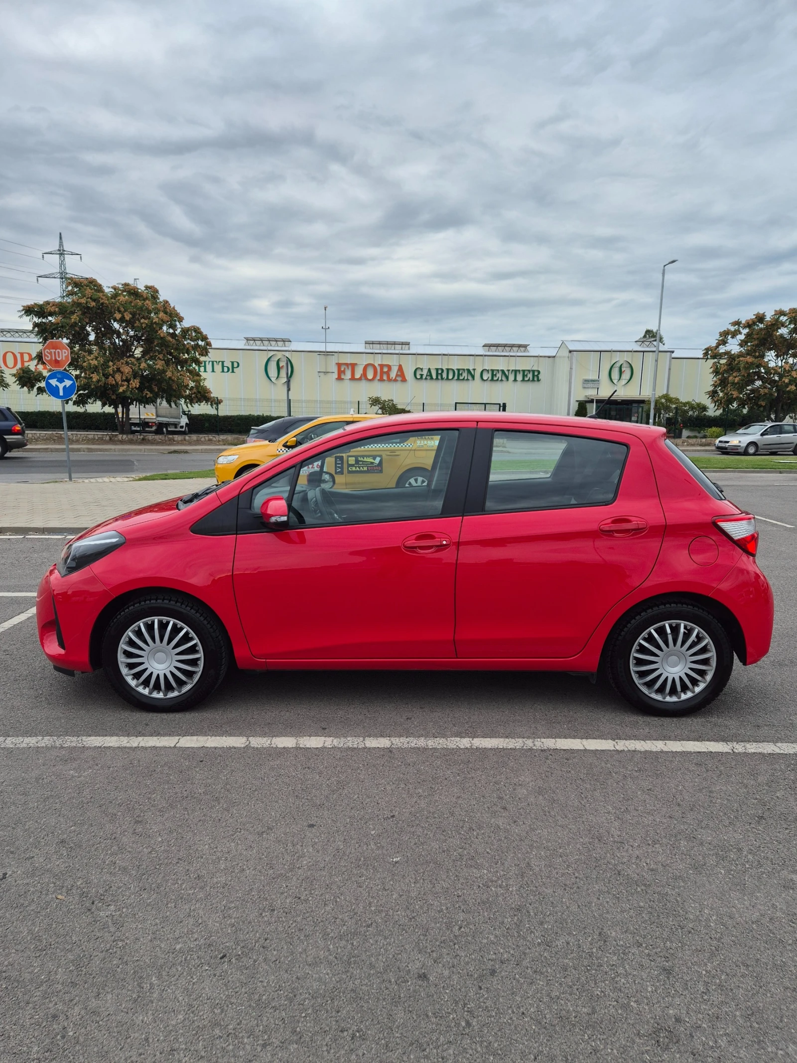 Toyota Yaris 1.0 VVT-i, снимка 3 - Автомобили и джипове - 56118293