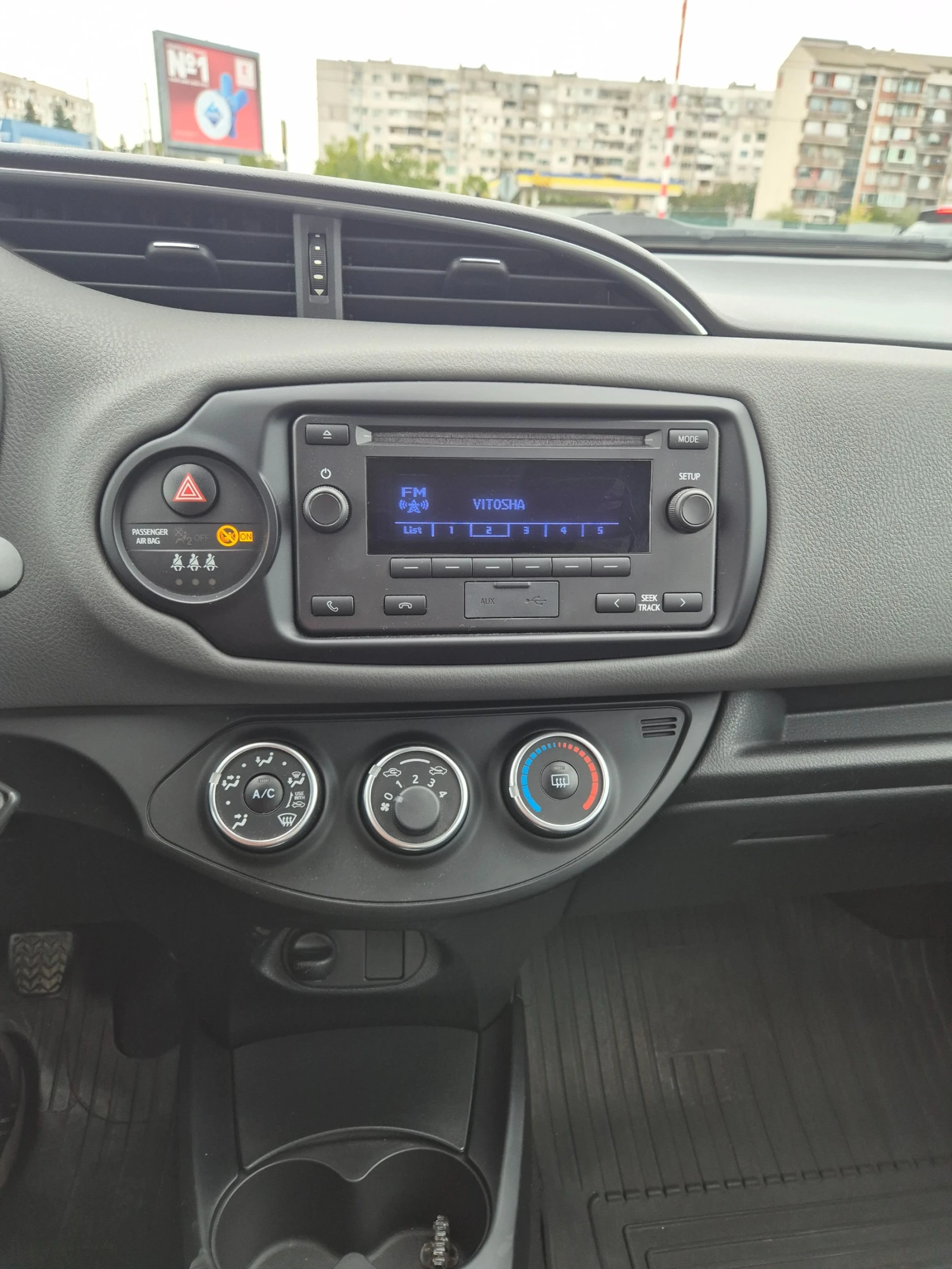 Toyota Yaris 1.0 VVT-i, снимка 9 - Автомобили и джипове - 56118293