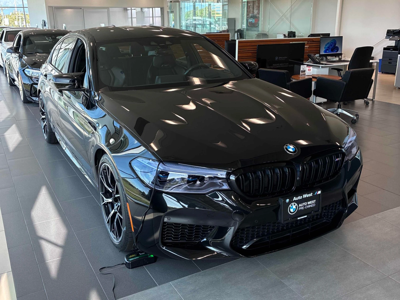 BMW M5 * Sedan * АВТОКРЕДИТ БЕЗ ПЪРВОНАЧАЛНА ВНОСКА* , снимка 3 - Автомобили и джипове - 56028649
