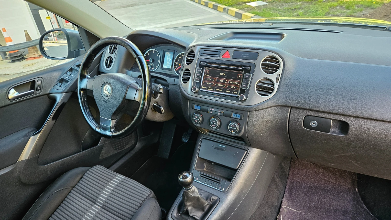 VW Tiguan 2.0D 4x4/ Navig/Klimatronik, снимка 10 - Автомобили и джипове - 54440633
