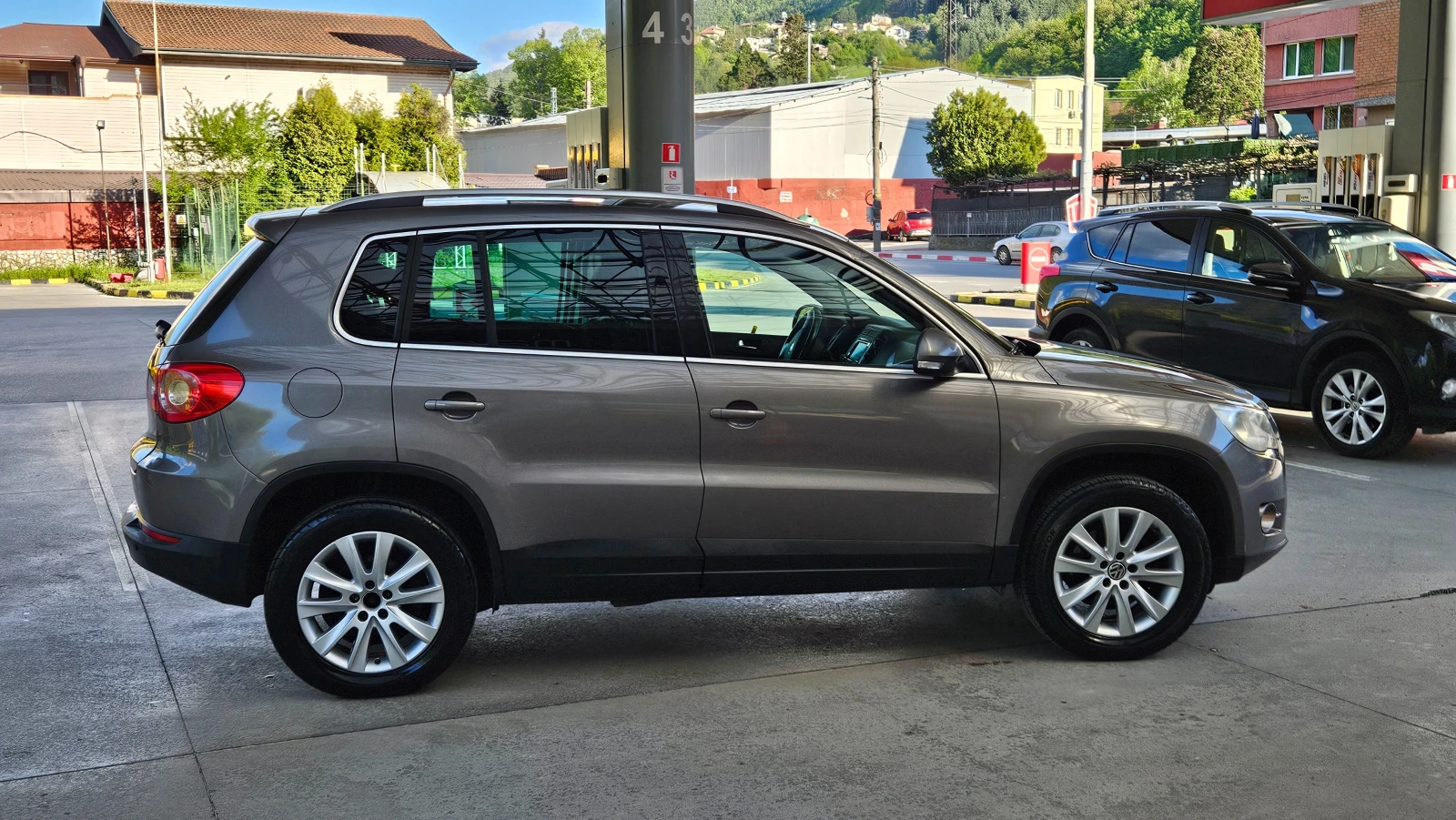 VW Tiguan 2.0D 4x4/ Navig/Klimatronik, снимка 6 - Автомобили и джипове - 54440633