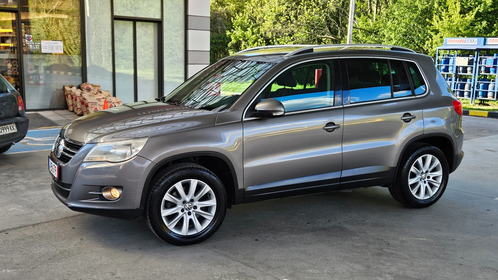 VW Tiguan 2.0D 4x4/ Navig/Klimatronik, снимка 2 - Автомобили и джипове - 54440633