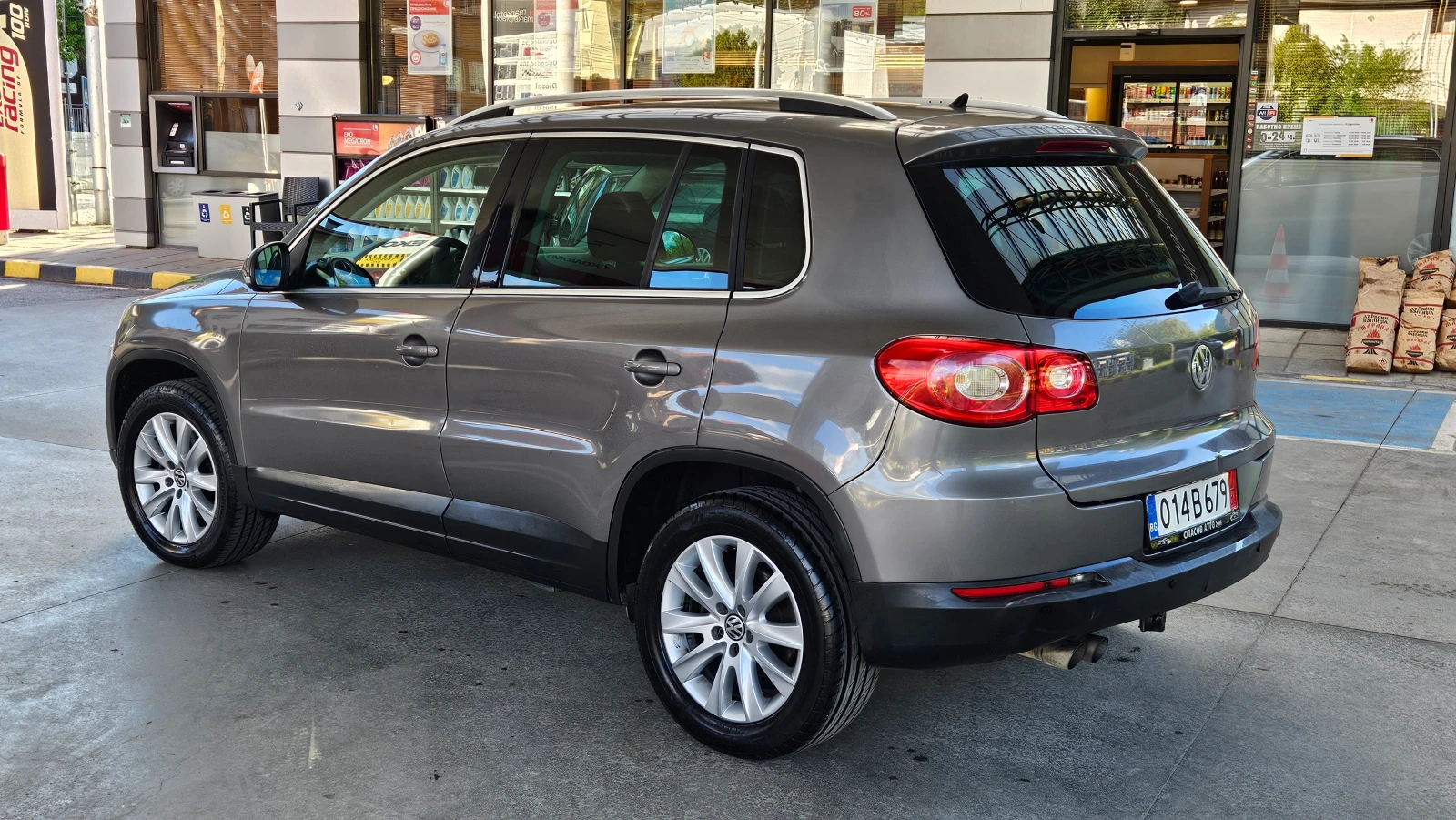 VW Tiguan 2.0D 4x4/ Navig/Klimatronik, снимка 4 - Автомобили и джипове - 54440633