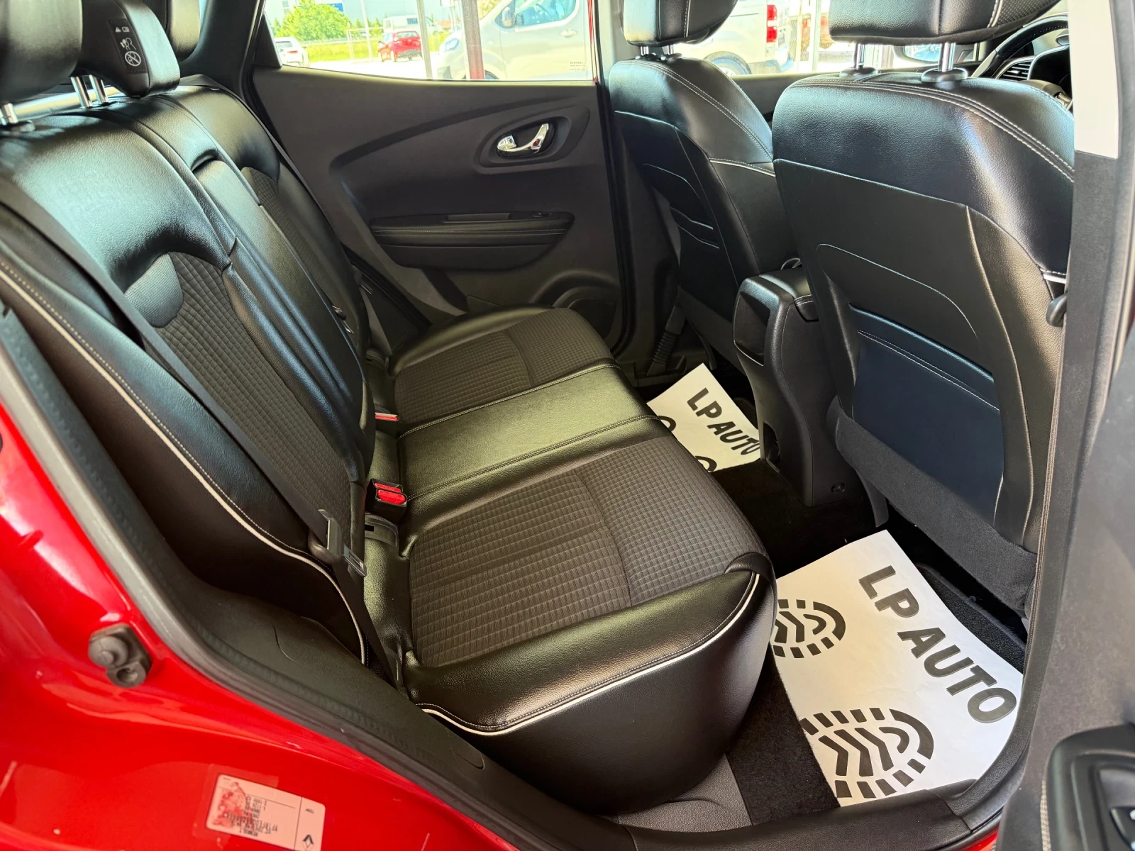Renault Kadjar 4WD* FULL OPTION* СЕРВИЗНА ИСТОРИЯ* , снимка 11 - Автомобили и джипове - 54556400