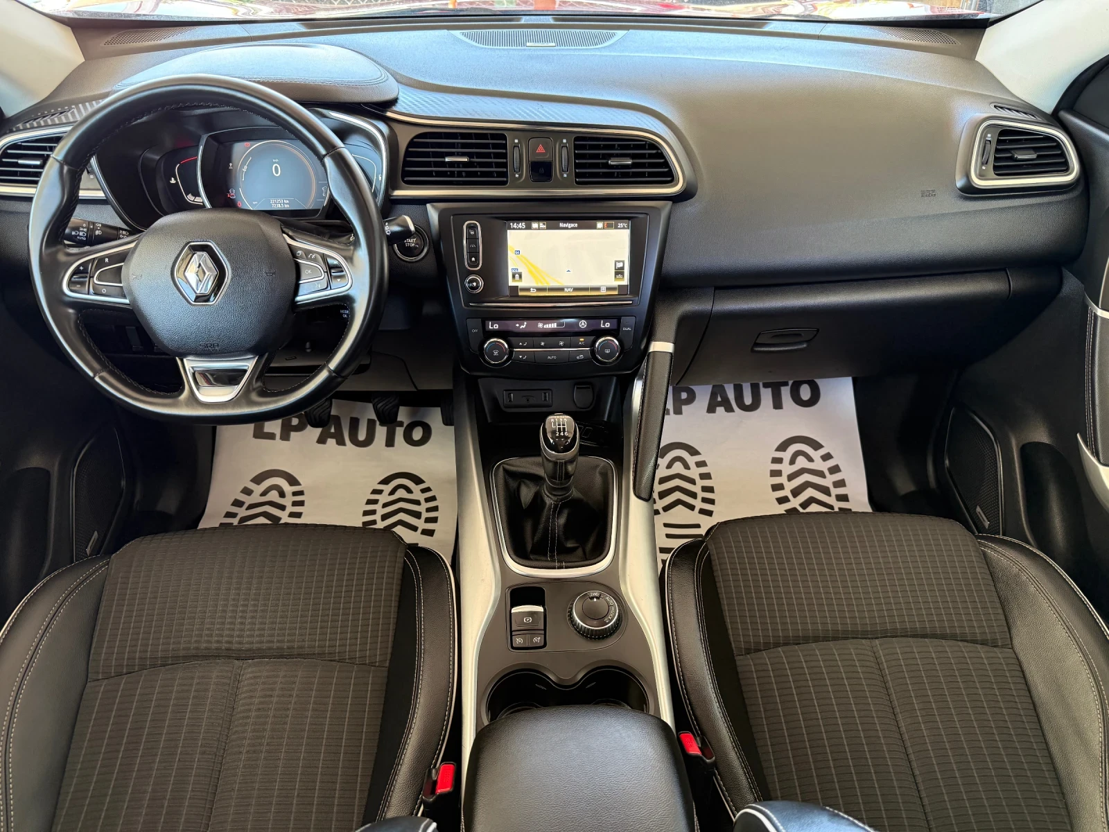 Renault Kadjar 4WD* FULL OPTION* СЕРВИЗНА ИСТОРИЯ* , снимка 8 - Автомобили и джипове - 54556400