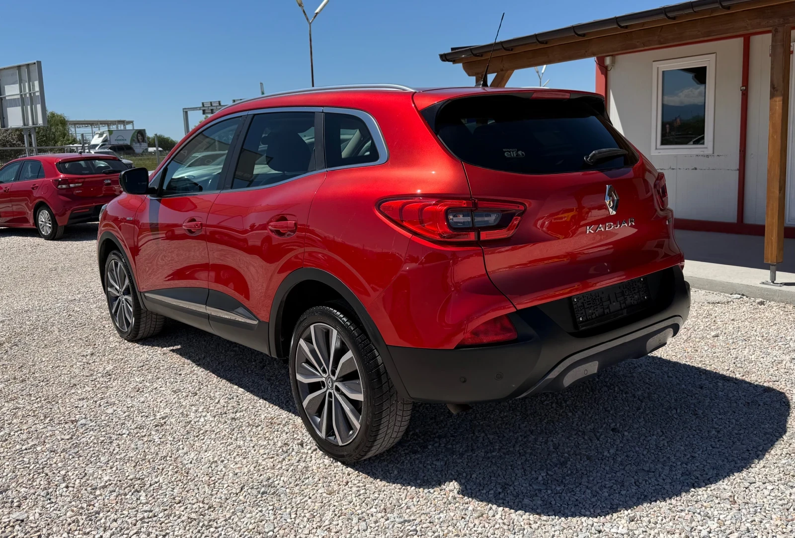 Renault Kadjar 4WD* FULL OPTION* СЕРВИЗНА ИСТОРИЯ* , снимка 3 - Автомобили и джипове - 54556400
