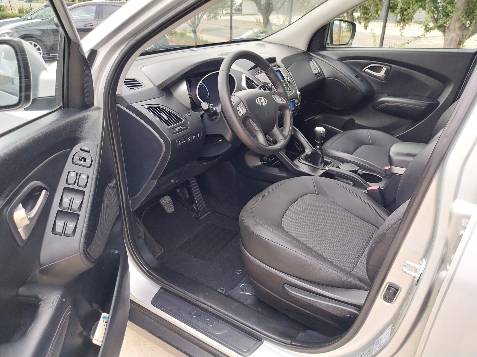 Hyundai IX35 2.0 CRDI* 4x4* 136кс.* ТЕГЛИЧ* Кожа* Подгрев* , снимка 7 - Автомобили и джипове - 56046426