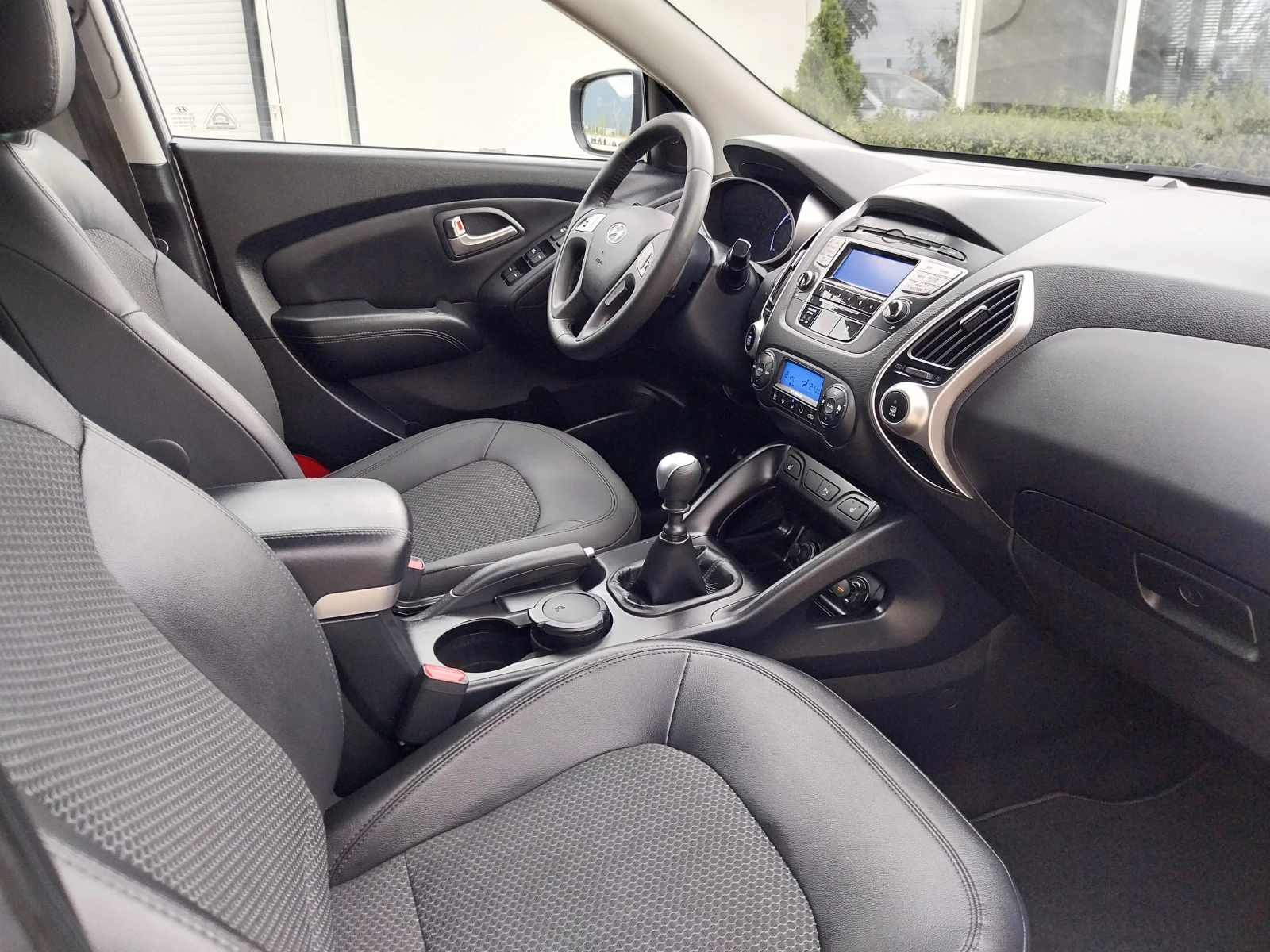 Hyundai IX35 2.0 CRDI* 4x4* 136кс.* ТЕГЛИЧ* Кожа* Подгрев* , снимка 8 - Автомобили и джипове - 56046426