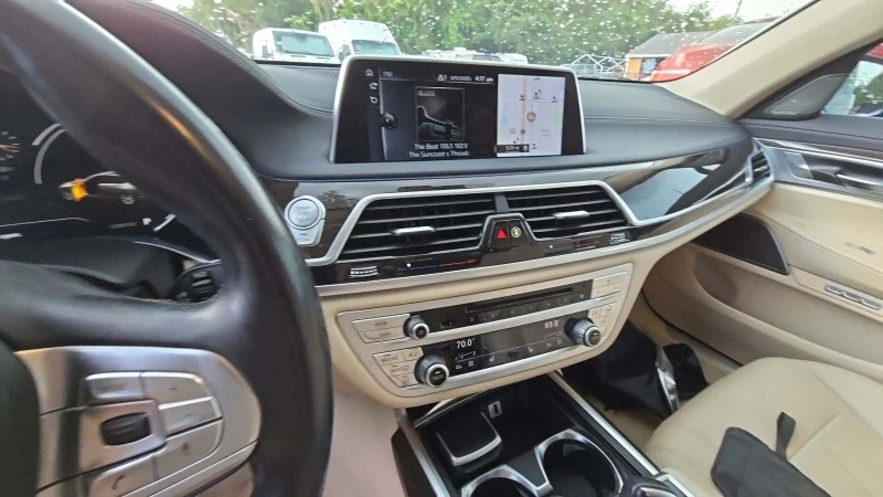 BMW 740 ПЪРВИ СОБСТВЕНИК* HARMAN/KARDON* ПАНО* М.ТОЧКА* , снимка 5 - Автомобили и джипове - 47607436