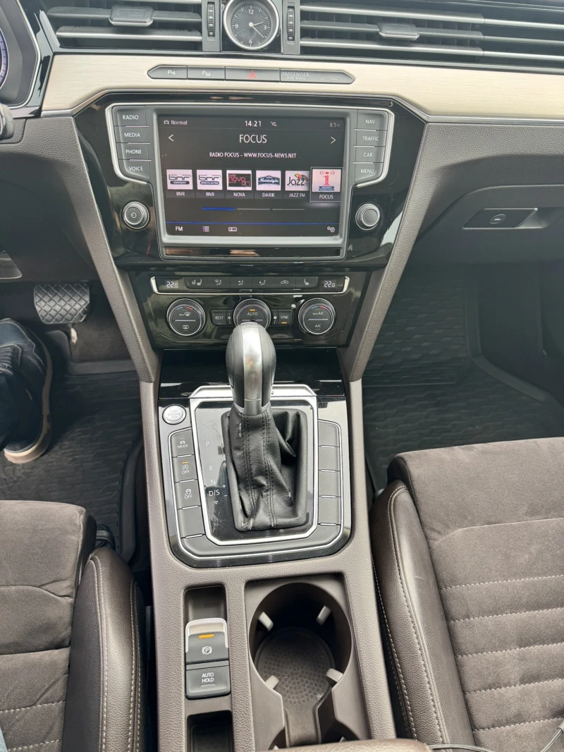 VW Passat 240 TDI Highline, снимка 14 - Автомобили и джипове - 52641606