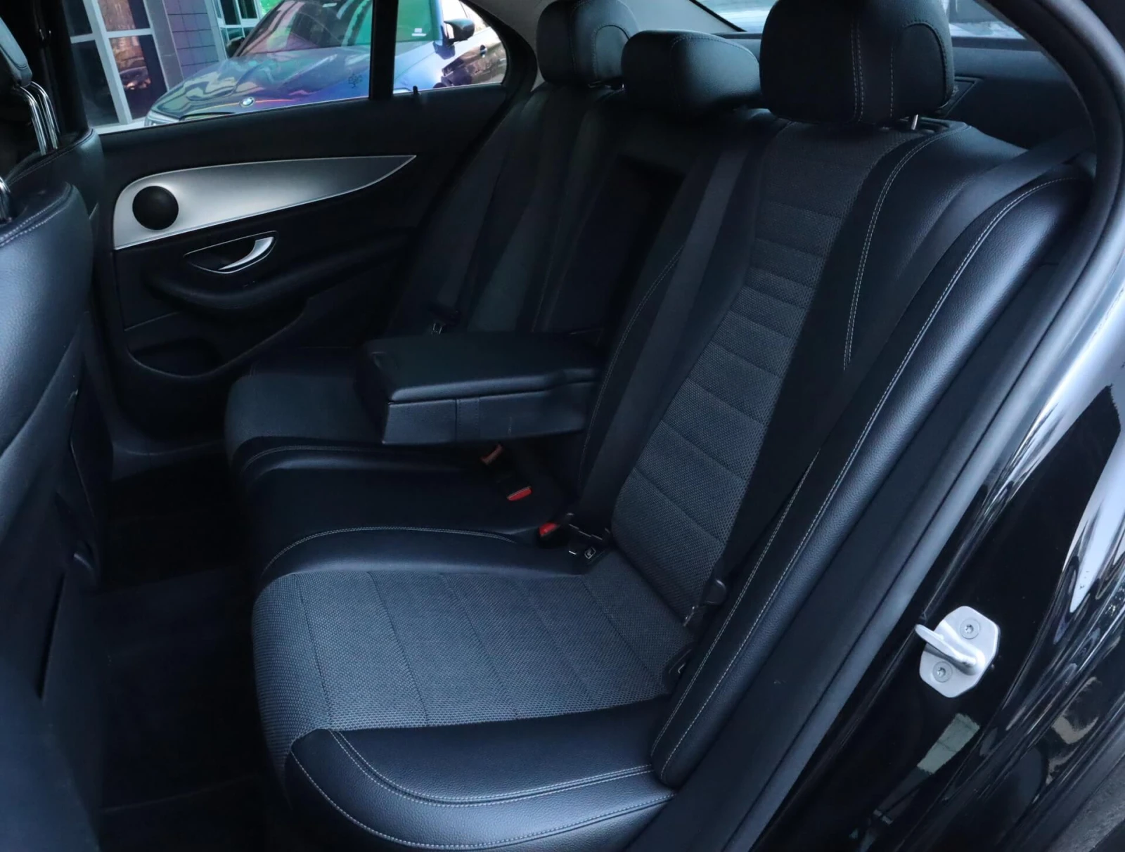 Mercedes-Benz E 220 CDI/Avantgarde/Dynamic Select/PRE-SAFE/Collision P, снимка 11 - Автомобили и джипове - 55009874