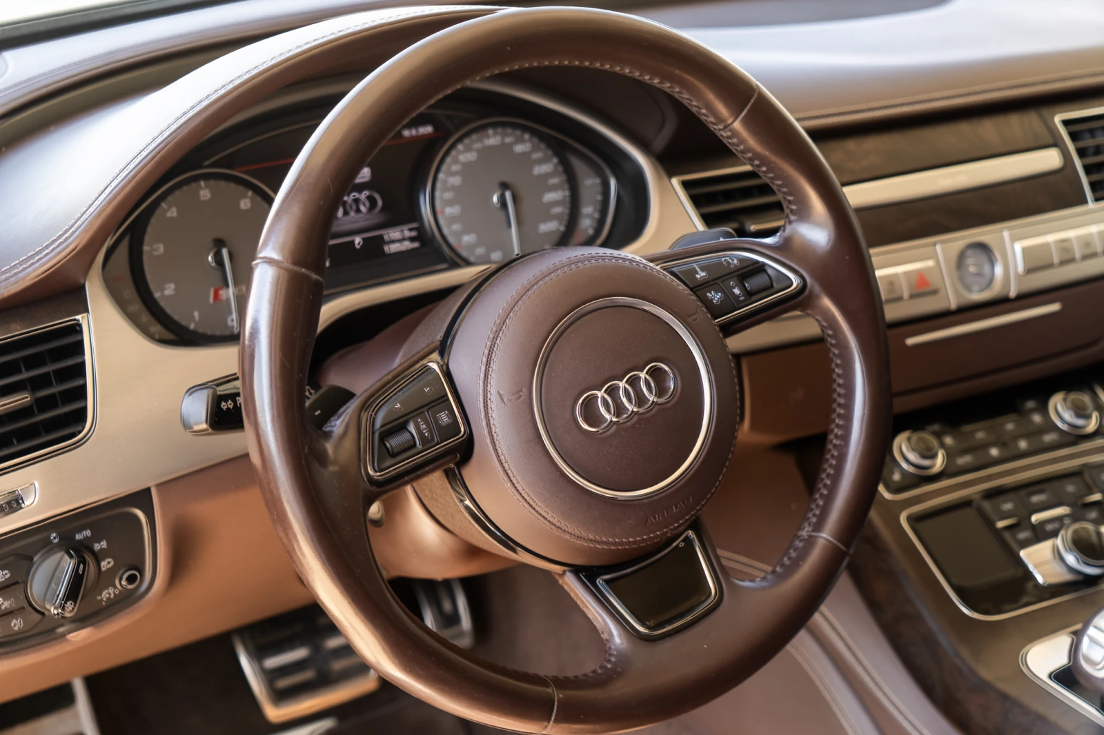 Audi S8 4.0TFSI = QUATTRO = FULLMAX = NIGHTVISION = ЛИЗИНГ, снимка 13 - Автомобили и джипове - 55620320