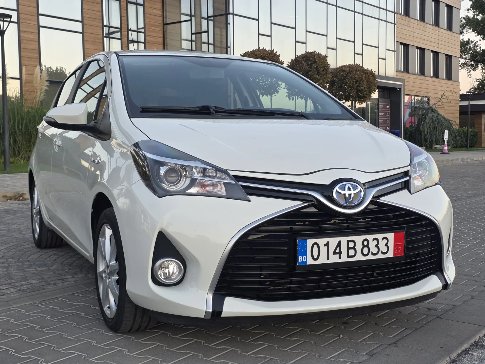 Toyota Yaris 1.5 HYBRID SWISS full service , снимка 6 - Автомобили и джипове - 56124084