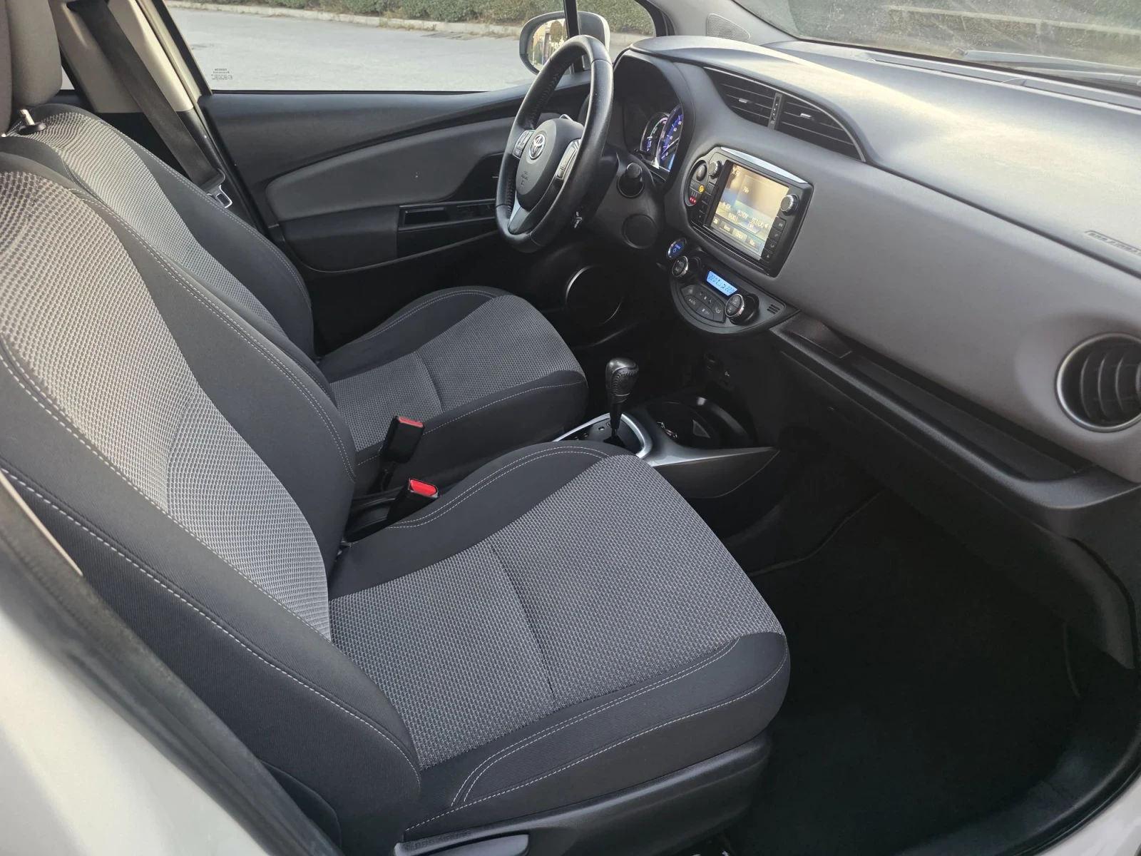Toyota Yaris 1.5 HYBRID SWISS full service , снимка 8 - Автомобили и джипове - 56124084