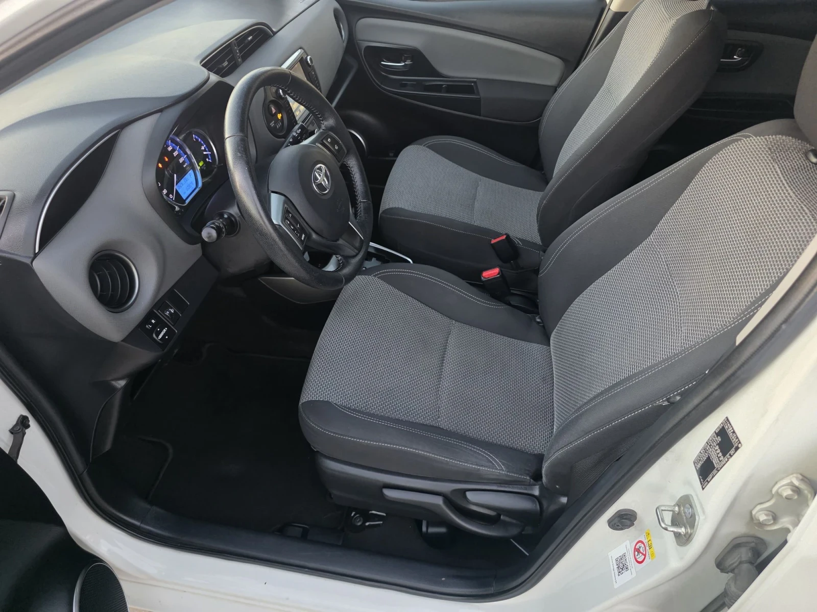Toyota Yaris 1.5 HYBRID SWISS full service , снимка 7 - Автомобили и джипове - 56124084