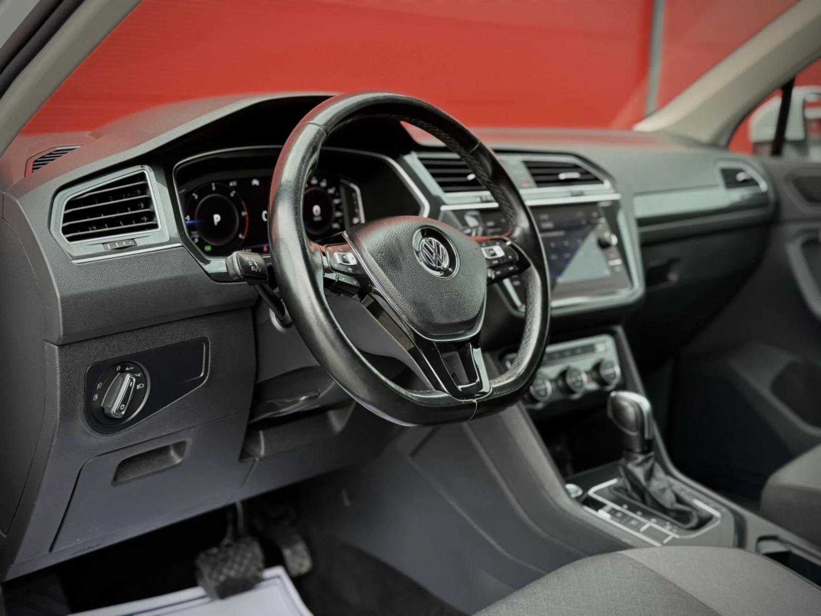 VW Tiguan 2.0 TDI R LINE DIGITAL, снимка 13 - Автомобили и джипове - 54115241