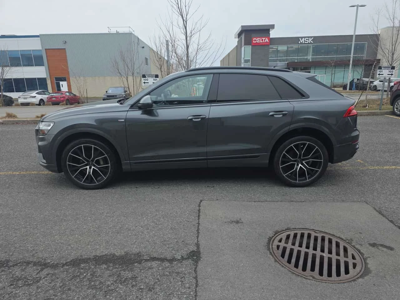 Audi Q8 * Progressiv * ОБДУХВАНЕ * KEYLESS  * 360 * CARFAX, снимка 2 - Автомобили и джипове - 54197158