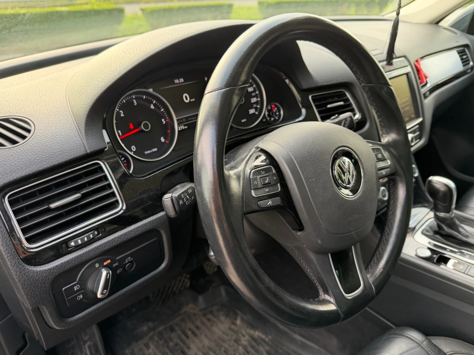 VW Touareg RLine= FaceLift= PANORAMA= DISTRONIC= KEYLES GO= K, снимка 8 - Автомобили и джипове - 54495262