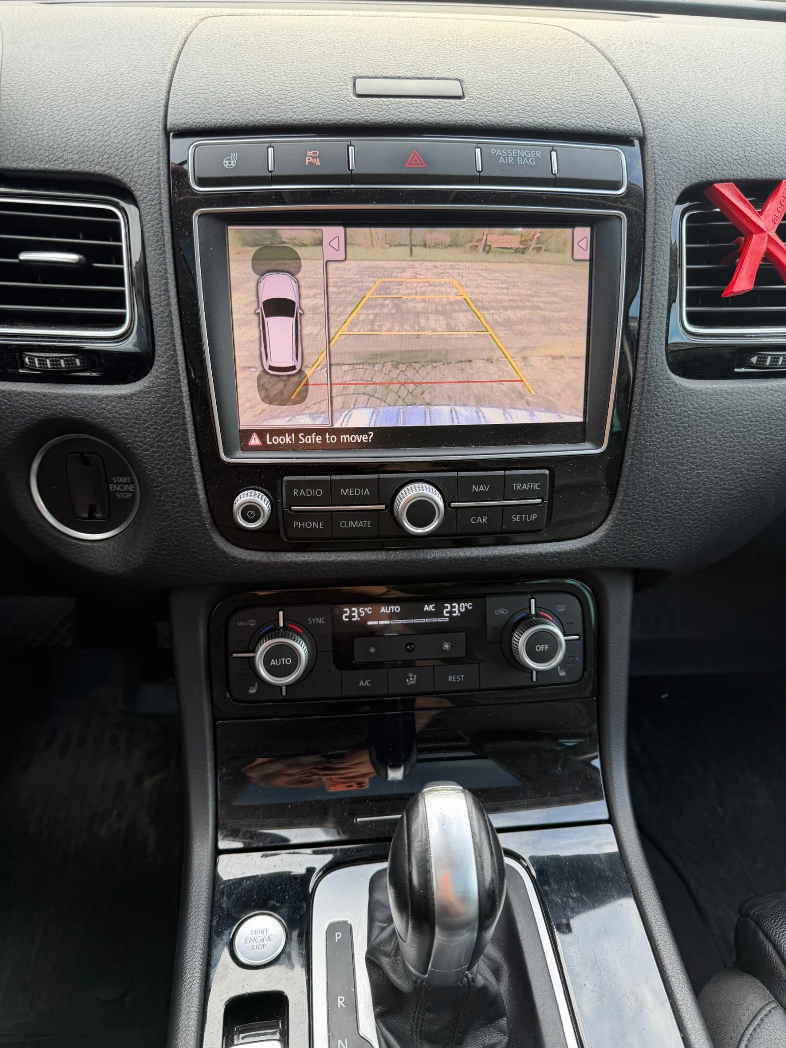VW Touareg RLine= FaceLift= PANORAMA= DISTRONIC= KEYLES GO= K, снимка 15 - Автомобили и джипове - 54495262