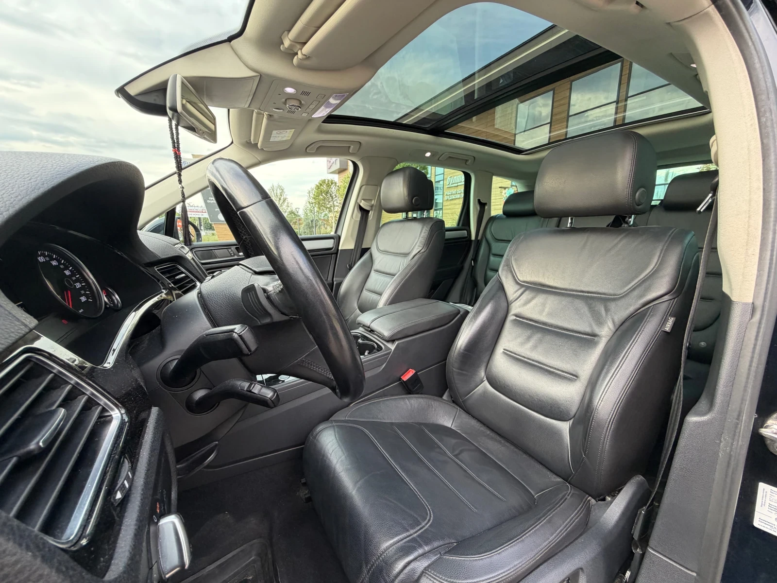 VW Touareg RLine= FaceLift= PANORAMA= DISTRONIC= KEYLES GO= K, снимка 9 - Автомобили и джипове - 54495262